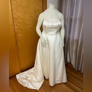 David’s Bridal style 9V8835 size 18W